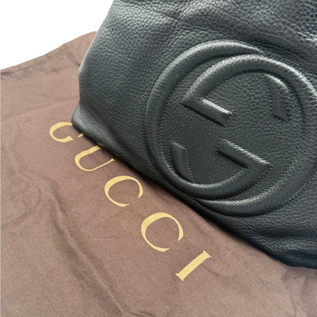 https://cdn.shopify.com/s/files/1/0564/9376/8855/files/Gucci_Shopper_Soho_mit_Umhangekette_Leder_schwarz_vintage_GG4374.webp?v=1775655504