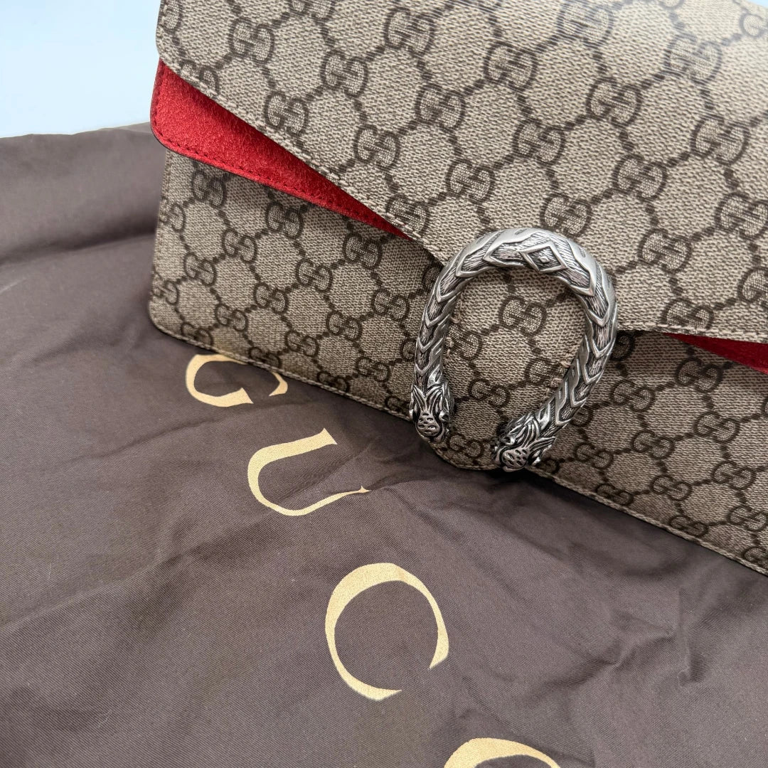 https://cdn.shopify.com/s/files/1/0564/9376/8855/files/Gucci_Umhangetasche_Dionysus_medium_monogram_beige_19.webp?v=1781714055