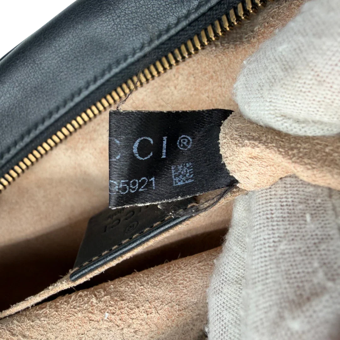 https://cdn.shopify.com/s/files/1/0564/9376/8855/files/Gucci_Umhangetasche_Marmont_Small_GG_monogram_schwarz_vintage_GG7178.webp?v=1779895171