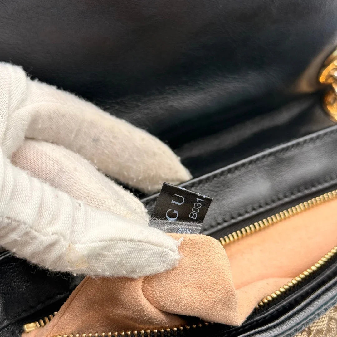 https://cdn.shopify.com/s/files/1/0564/9376/8855/files/Gucci_Umhangetasche_Marmont_medium_GG_monogram_beige_23.webp?v=1784802026