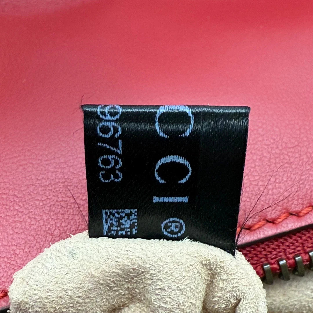 https://cdn.shopify.com/s/files/1/0564/9376/8855/files/Gucci_Umhangetasche_Marmont_medium_aus_Leder_rot_vintage_GG3475.webp?v=1774405364