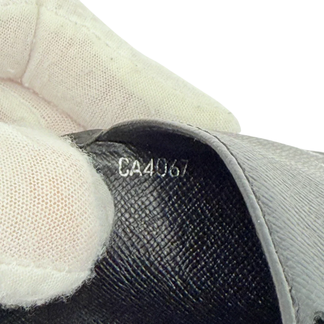 https://cdn.shopify.com/s/files/1/0564/9376/8855/files/Louis_Vuitton_Geldbeutel_Credit_Epi_schwarz_vintage_LV_1961.webp?v=1772114154