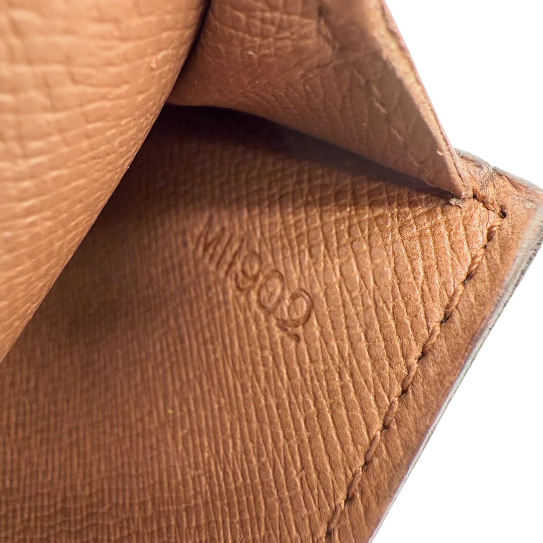 https://cdn.shopify.com/s/files/1/0564/9376/8855/files/Louis_Vuitton_Geldbeutel_Cylindre_monogram_braun_vintage_LV_1714.webp?v=1772102020