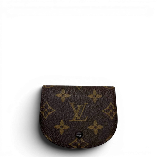 https://cdn.shopify.com/s/files/1/0564/9376/8855/files/Louis_Vuitton_Geldbeutel_Munzetui_Guse_monogram_braun_1.webp?v=1784270716