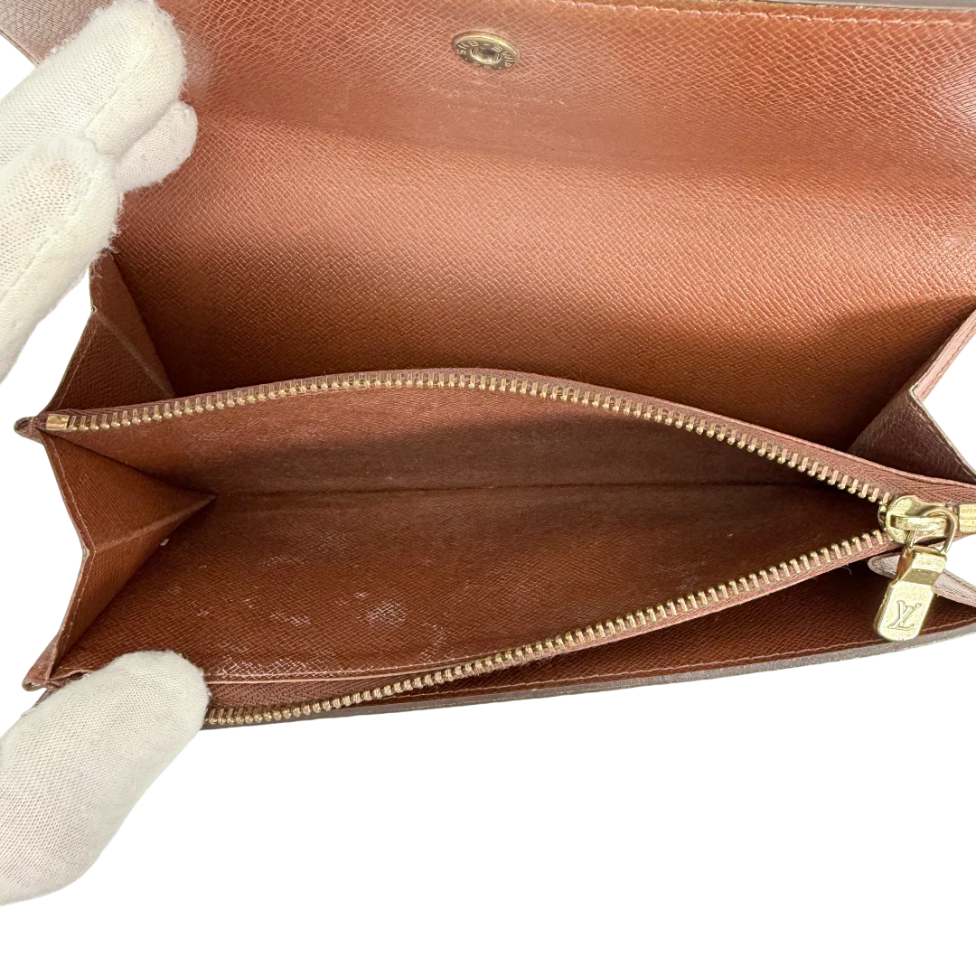 https://cdn.shopify.com/s/files/1/0564/9376/8855/files/Louis_Vuitton_Geldbeutel_Sarah_monogram_braun_vintage_LV_0920.webp?v=1770947330
