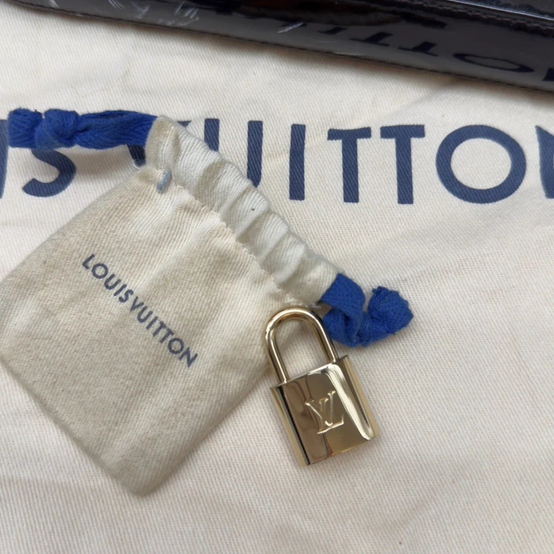 https://cdn.shopify.com/s/files/1/0564/9376/8855/files/Louis_Vuitton_Handtasche_Alma_PM_Vernis_monogram_dunkelrot_26.webp?v=1783516869