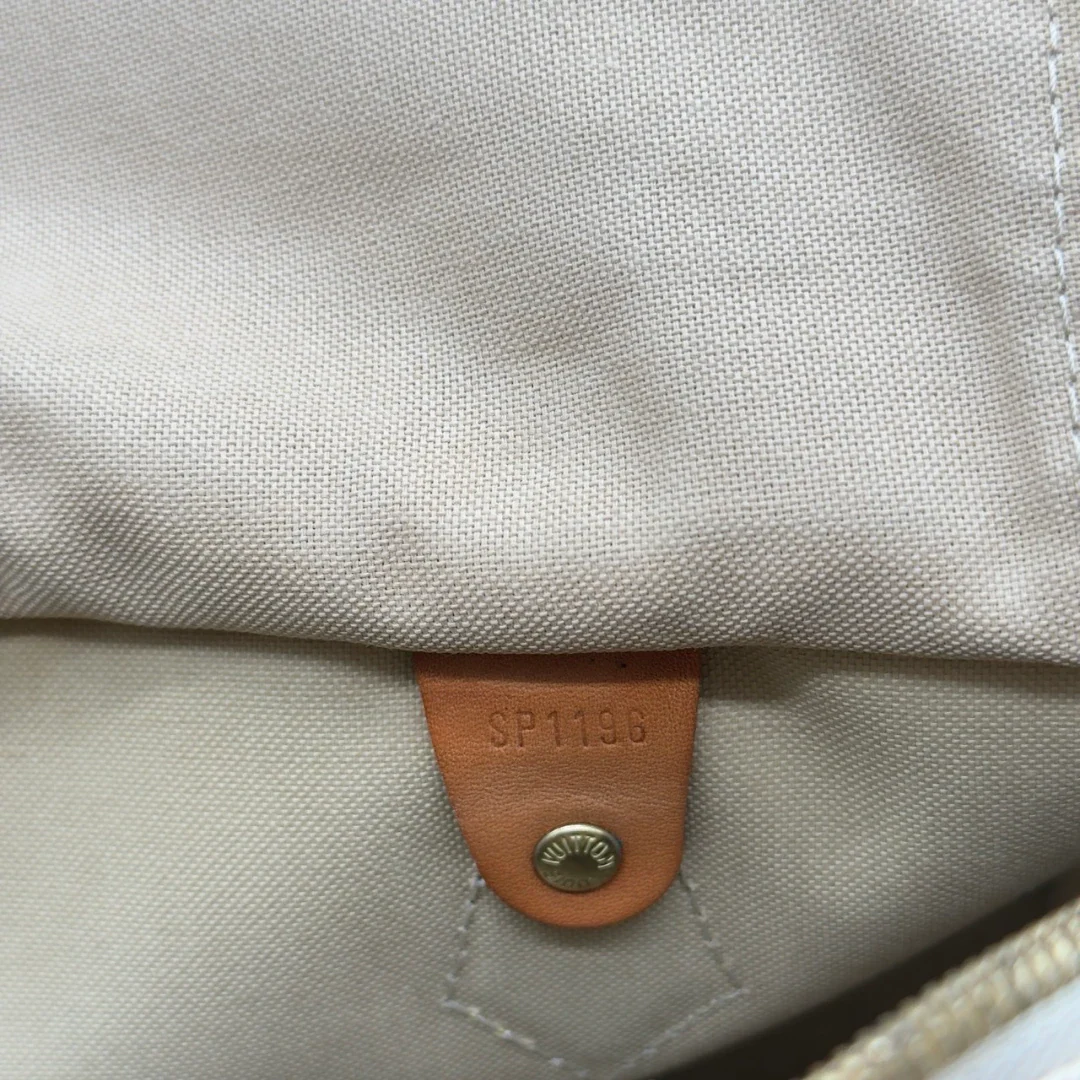 https://cdn.shopify.com/s/files/1/0564/9376/8855/files/Louis_Vuitton_Handtasche_Speedy_30_Bandouliere_Damier_Azur_weiss_20.webp?v=1784128191