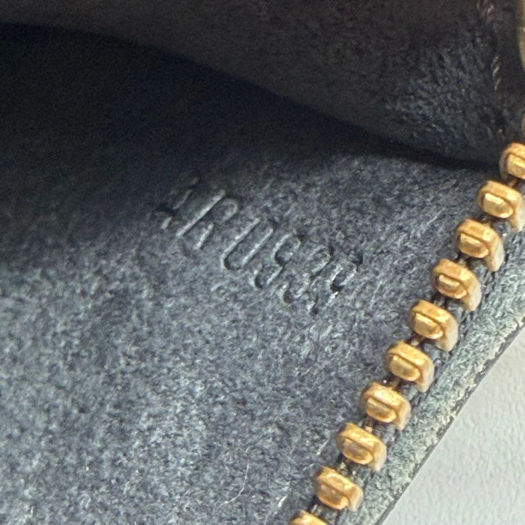 https://cdn.shopify.com/s/files/1/0564/9376/8855/files/Louis_Vuitton_Pochette_Accessoires_Epi_aus_Leder_schwarz_vintage_LV6557.webp?v=1778668892