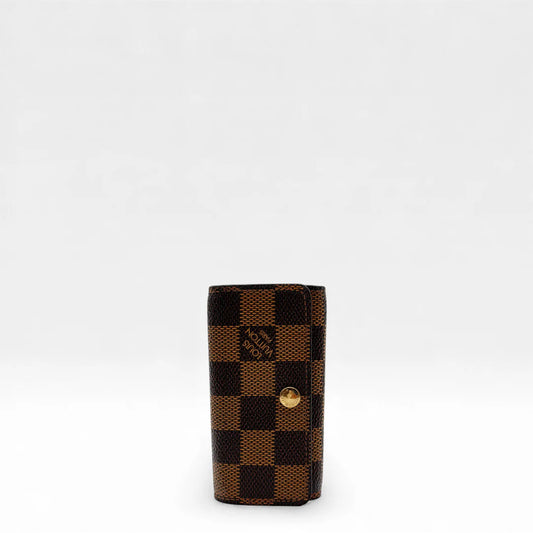 https://cdn.shopify.com/s/files/1/0564/9376/8855/files/Louis_Vuitton_Schlusseletui_Multicle_Damier_Ebene_braun_vintage_LV_6407.webp?v=1766057793