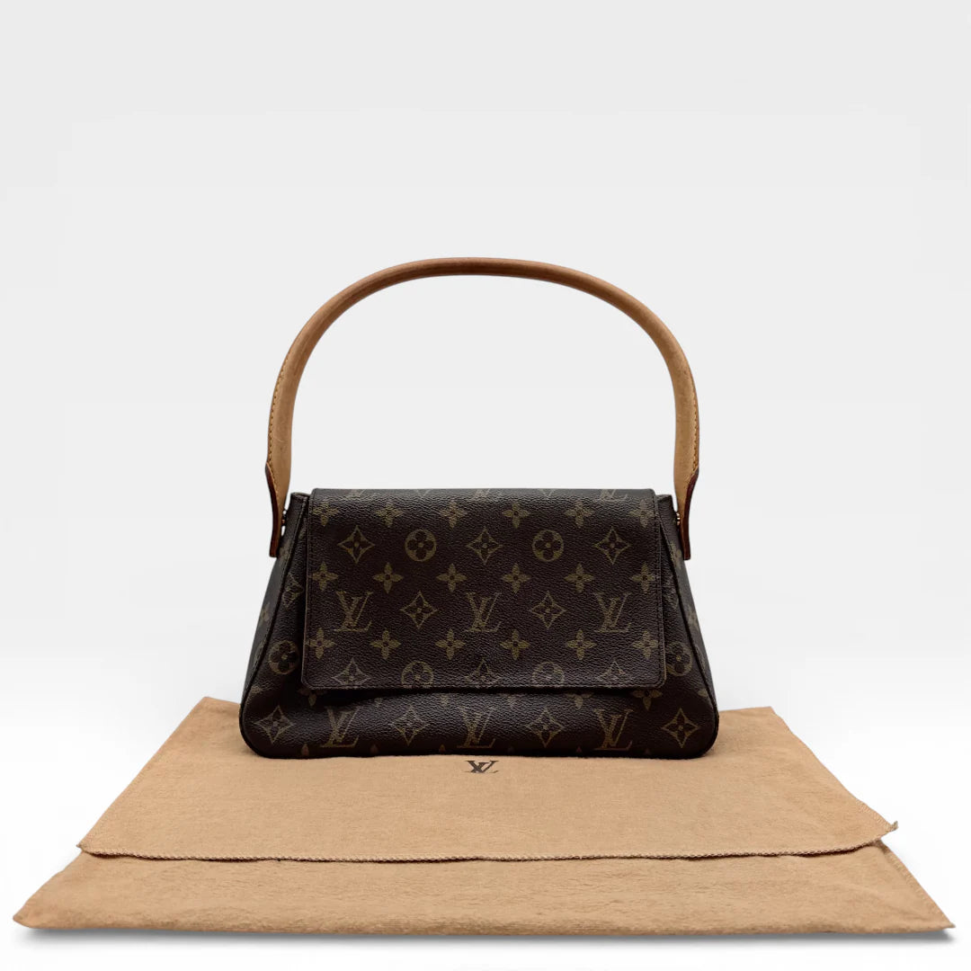 https://cdn.shopify.com/s/files/1/0564/9376/8855/files/Louis_Vuitton_Schultertasche_Mini_Looping_monogram_braun_vintage_LV_8578.webp?v=1768480173