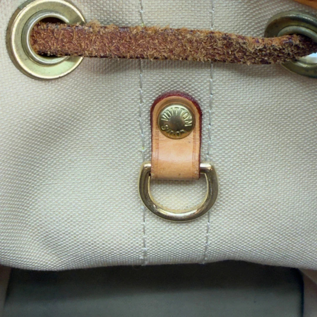 https://cdn.shopify.com/s/files/1/0564/9376/8855/files/Louis_Vuitton_Schultertasche_Sac_Noe_BB_Damier_Azur_beige_vintage_LV8702.webp?v=1781052450