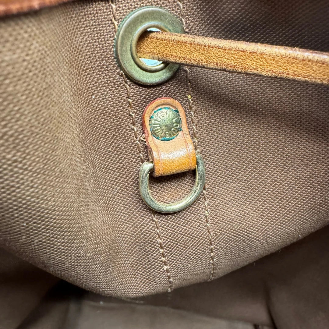 https://cdn.shopify.com/s/files/1/0564/9376/8855/files/Louis_Vuitton_Schultertasche_Sac_Noe_grande_monogram_braun_vintage_LV2240.webp?v=1779963099