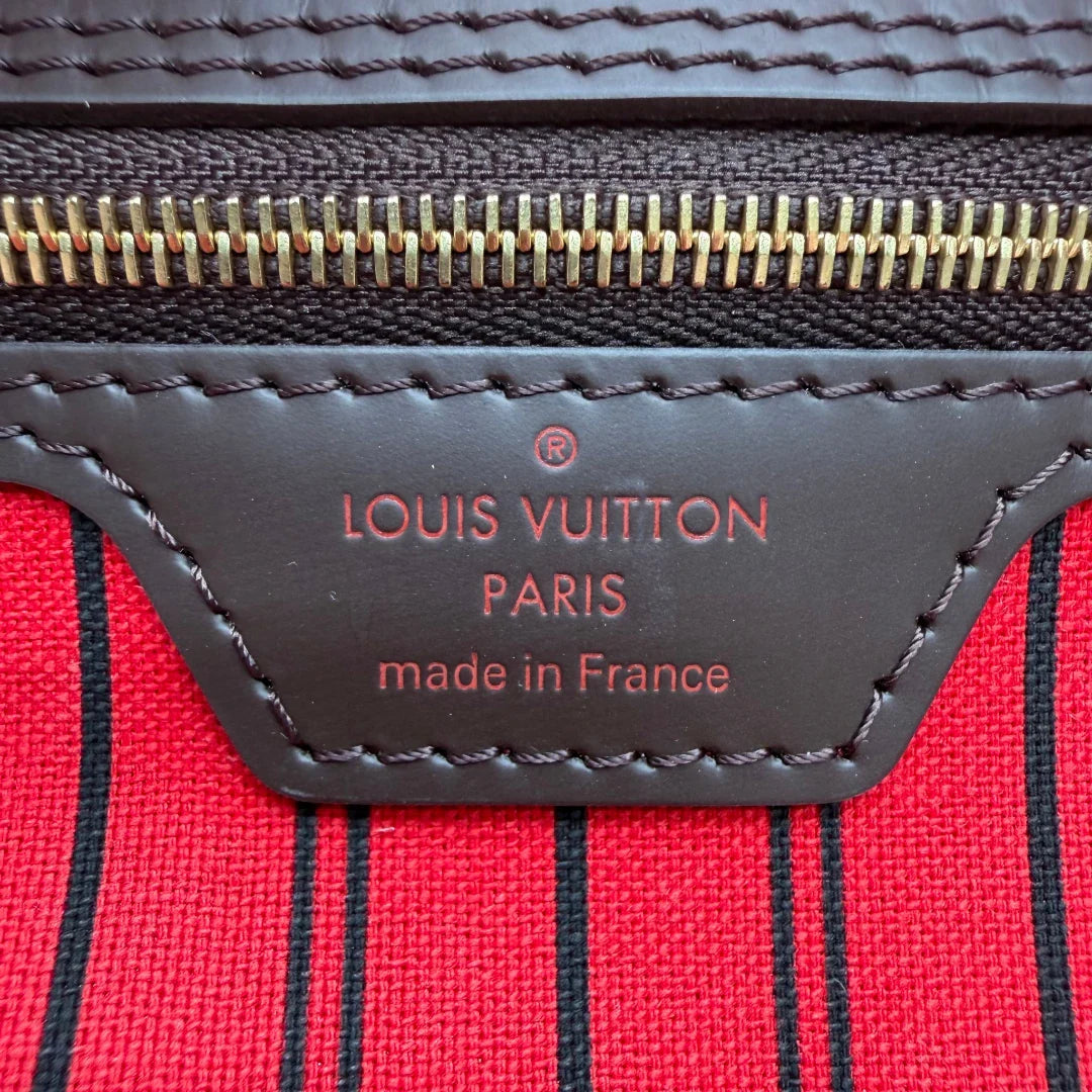 https://cdn.shopify.com/s/files/1/0564/9376/8855/files/Louis_Vuitton_Shopper_Neverfull_GM_Damier_Ebene_braun_16.webp?v=1781773038