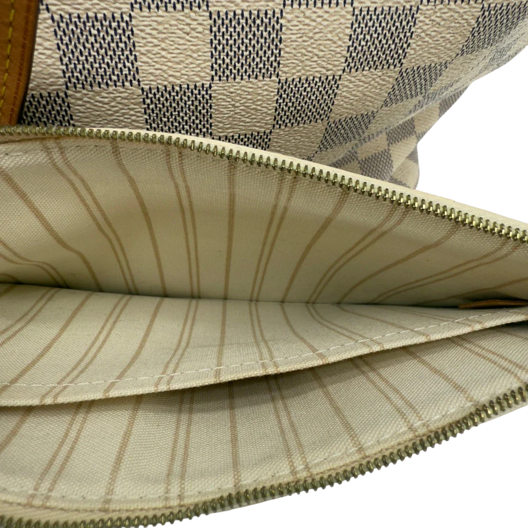 https://cdn.shopify.com/s/files/1/0564/9376/8855/files/Louis_Vuitton_Shopper_Neverfull_mit_Clutch_GM_Damier_Azur_weiss_vintage_LV6101.webp?v=1778082259