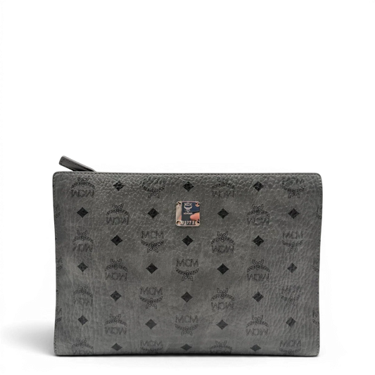 https://cdn.shopify.com/s/files/1/0564/9376/8855/files/MCM_Clutch_visetos_grau_vintage8452.webp?v=1781108550