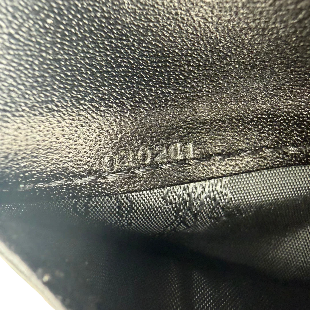https://cdn.shopify.com/s/files/1/0564/9376/8855/files/MCM_Geldbeutel_Visetos_schwarz_vintage5554.webp?v=1777481521