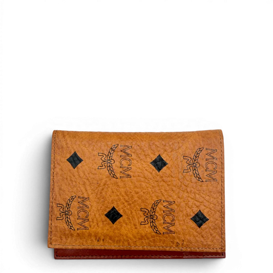 https://cdn.shopify.com/s/files/1/0564/9376/8855/files/MCM_Geldbeutel_mit_Notizblock_vintage5507.webp?v=1777482488