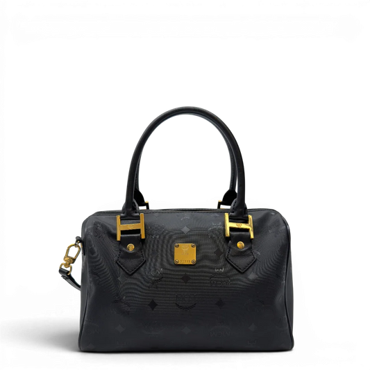 https://cdn.shopify.com/s/files/1/0564/9376/8855/files/MCM_Handtasche_Boston_25_PVC_mit_Umhangegurt_schwarz_1.webp?v=1782983948