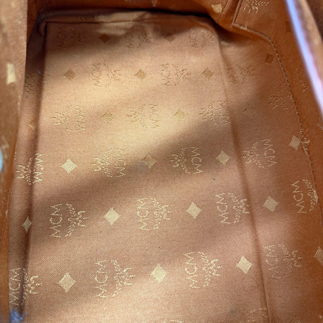 https://cdn.shopify.com/s/files/1/0564/9376/8855/files/MCM_Handtasche_Boston_vintage_mit_Umhangegurt_visetos_braun_vintage6396.webp?v=1778674043