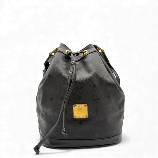 https://cdn.shopify.com/s/files/1/0564/9376/8855/files/MCM_Handtasche_Bucket_aus_PVC_monogram_schwarz_vintage_handbag2235.webp?v=1764258555