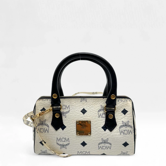 https://cdn.shopify.com/s/files/1/0564/9376/8855/files/MCM_Handtasche_Mini_Boston_mit_Umhangegurt_visetos_weiss_vintage_designer_handbag3464.webp?v=1757506052