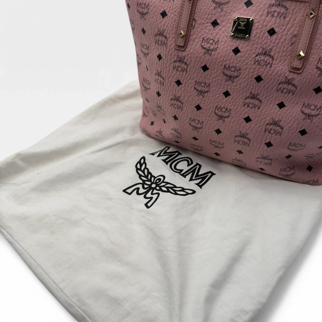 https://cdn.shopify.com/s/files/1/0564/9376/8855/files/MCM_Handtasche___Shopper_mit_Pochette_visetos_rosa_vintage_designer_Shopper_9885.webp?v=1742400402