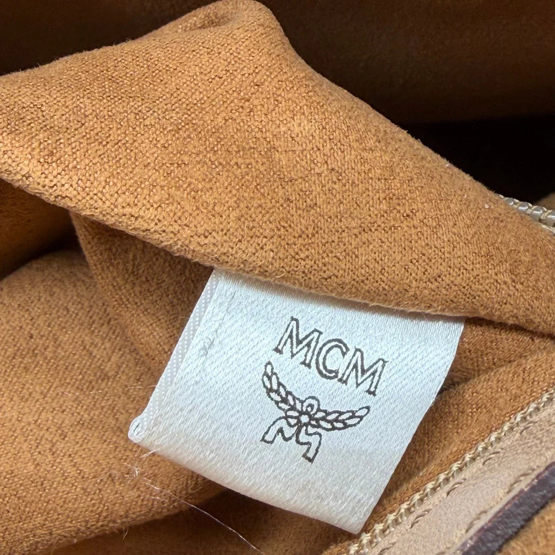 https://cdn.shopify.com/s/files/1/0564/9376/8855/files/MCM_Handtasche_mit_Nieten_mit_Umhangegurt_visetos_beige_18.webp?v=1781856231