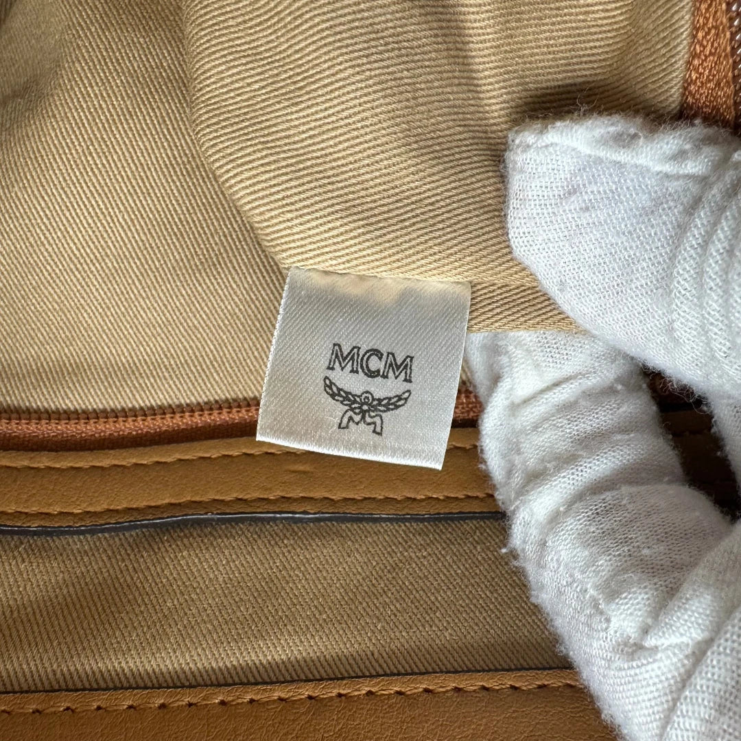 https://cdn.shopify.com/s/files/1/0564/9376/8855/files/MCM_Handtasche_visetos_braun_vintage0168.webp?v=1775725285