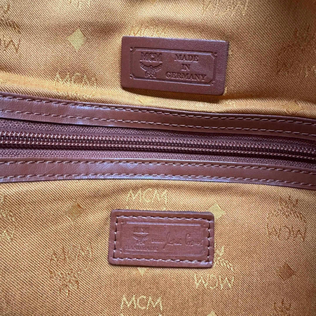 https://cdn.shopify.com/s/files/1/0564/9376/8855/files/MCM_Reisetasche_55_vintage_mit_Schultergurt_visetos_braun_32.webp?v=1784125617