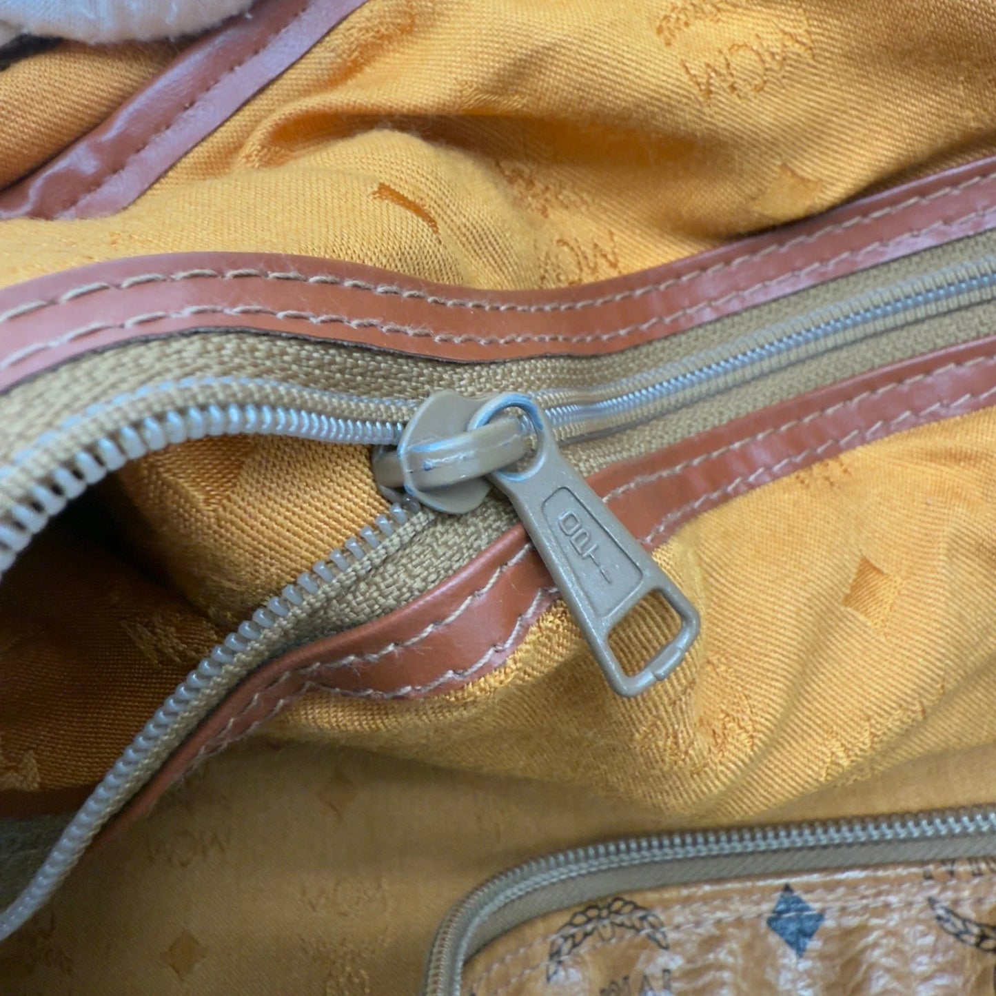 https://cdn.shopify.com/s/files/1/0564/9376/8855/files/MCM_Reisetasche_Gross_vintage5596.webp?v=1777465085