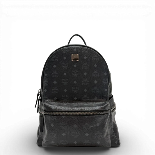 https://cdn.shopify.com/s/files/1/0564/9376/8855/files/MCM_Rucksack_Stark_large_visetos_schwarz_vintage2675.webp?v=1773325954