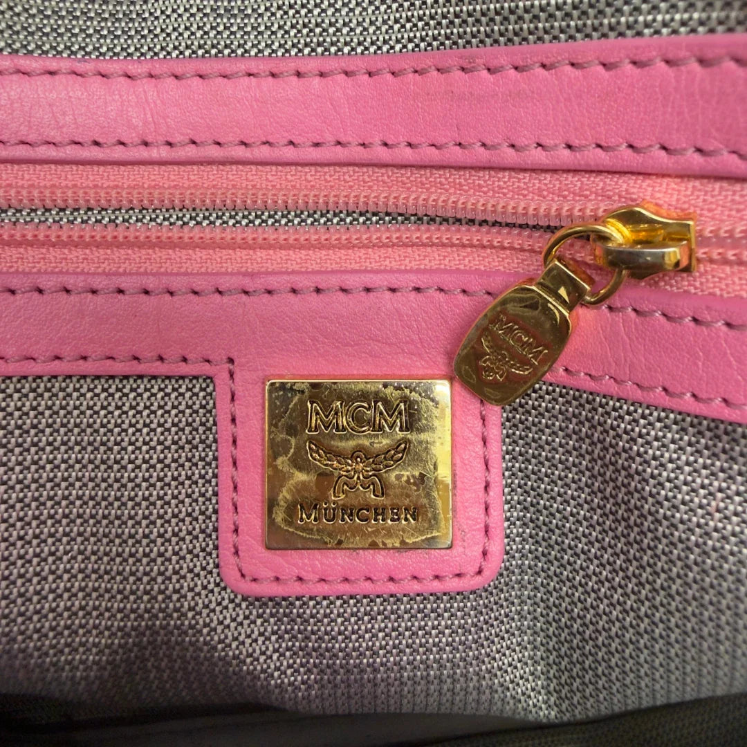 https://cdn.shopify.com/s/files/1/0564/9376/8855/files/MCM_Rucksack_Stark_medium_mit_Nieten_visetos_rosa_27.webp?v=1783514171