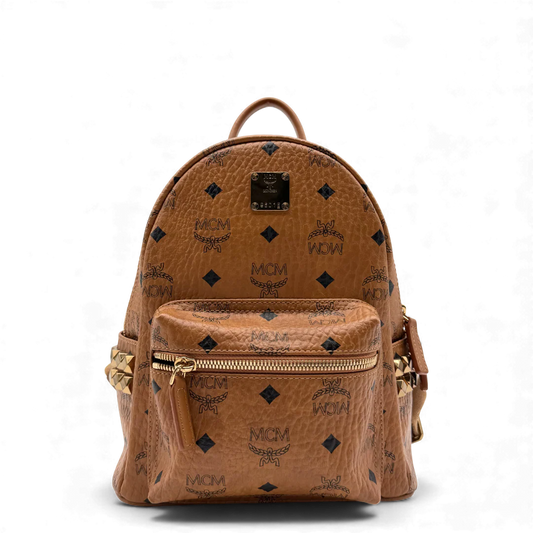 https://cdn.shopify.com/s/files/1/0564/9376/8855/files/MCM_Rucksack_Stark_small_visetos_braun_vintage_backpack2446.webp?v=1764297569
