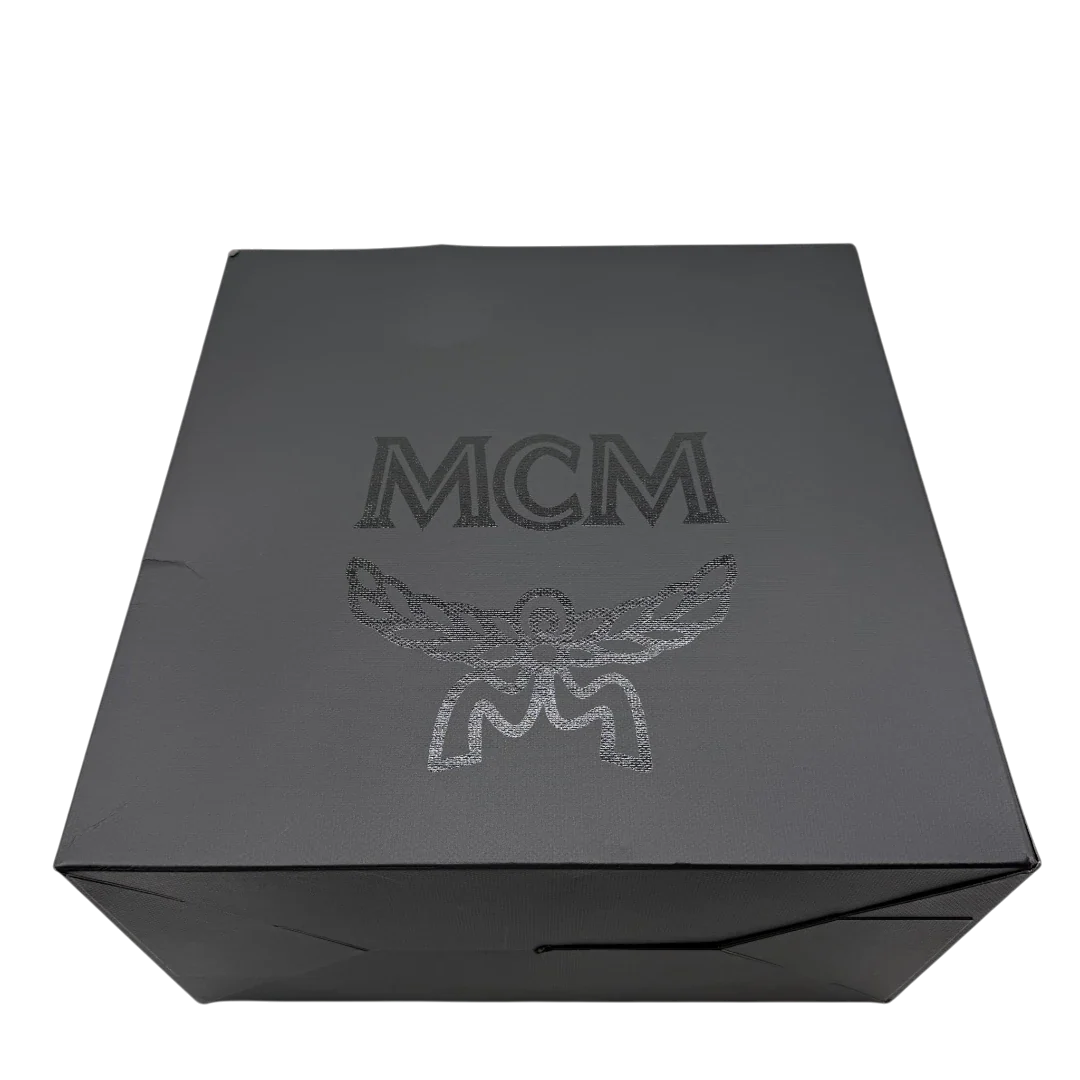 https://cdn.shopify.com/s/files/1/0564/9376/8855/files/MCM_Shopper_Liz_small_mit_Pochette_visetos_schwarz_21.webp?v=1782310251