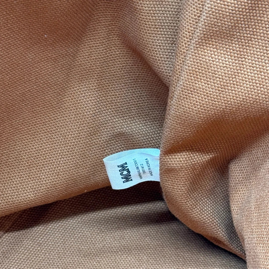 https://cdn.shopify.com/s/files/1/0564/9376/8855/files/MCM_Shopper_visetos_braun_20.webp?v=1784795144