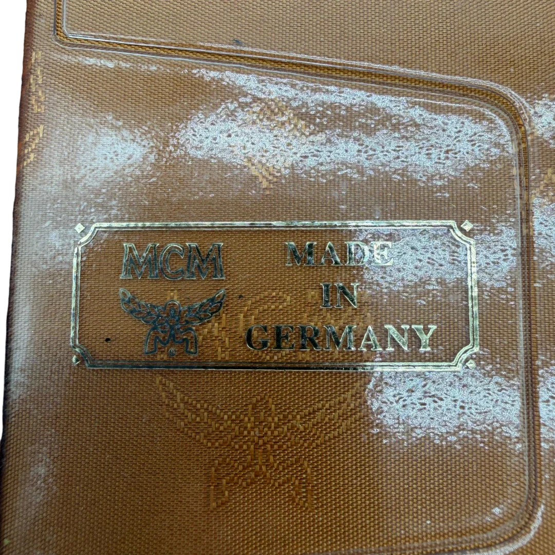 https://cdn.shopify.com/s/files/1/0564/9376/8855/files/MCM_Straussen_Etui_vintage5434.webp?v=1777483063