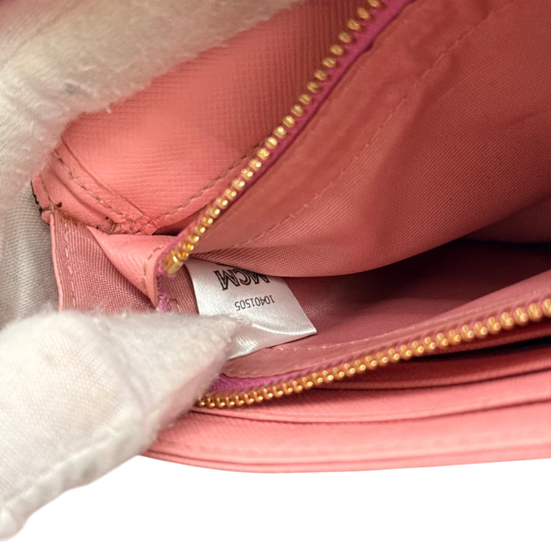https://cdn.shopify.com/s/files/1/0564/9376/8855/files/MCM_Umhangetasche_Wallet_on_Chain_visetos_pink_22.webp?v=1784794518