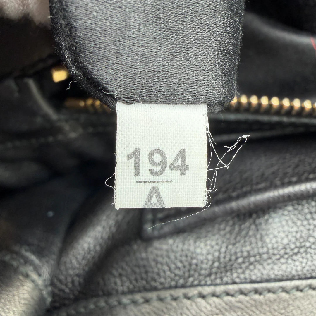 https://cdn.shopify.com/s/files/1/0564/9376/8855/files/Miu_Miu_Handtasche_Biker_mit_Umhangegurt_aus_Leder_schwarz_vintage_0792.webp?v=1772106001