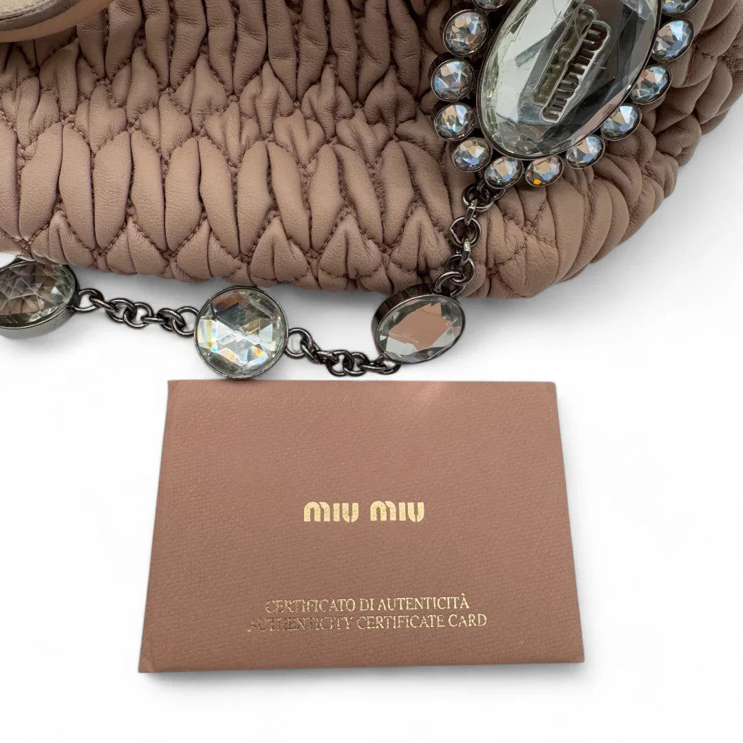 https://cdn.shopify.com/s/files/1/0564/9376/8855/files/Miu_Miu_Handtasche_Matelasse_mit_Umhaengegurt_und_Miu_Miu_Charm_aus_Leder_rosa_Second_hand_Luxury_Y2K_handbag8863.webp?v=1741779435
