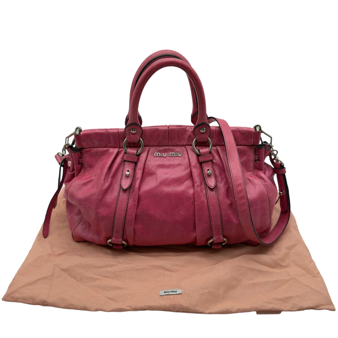 https://cdn.shopify.com/s/files/1/0564/9376/8855/files/Miu_Miu_Handtasche_Vitello_Lux_mit_Umhangegurt_aus_Leder_pink_vintage7962.webp?v=1779965633