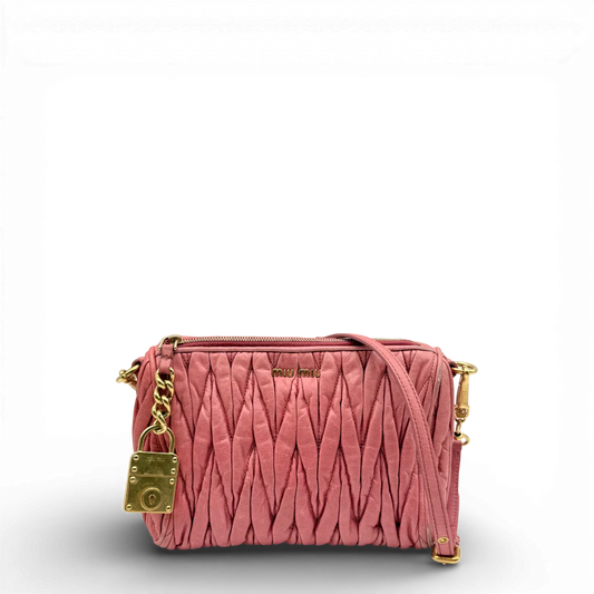 https://cdn.shopify.com/s/files/1/0564/9376/8855/files/Miu_Miu_Pochette_Matelasse_aus_Leder_rosa_vintage_9668.webp?v=1769604407