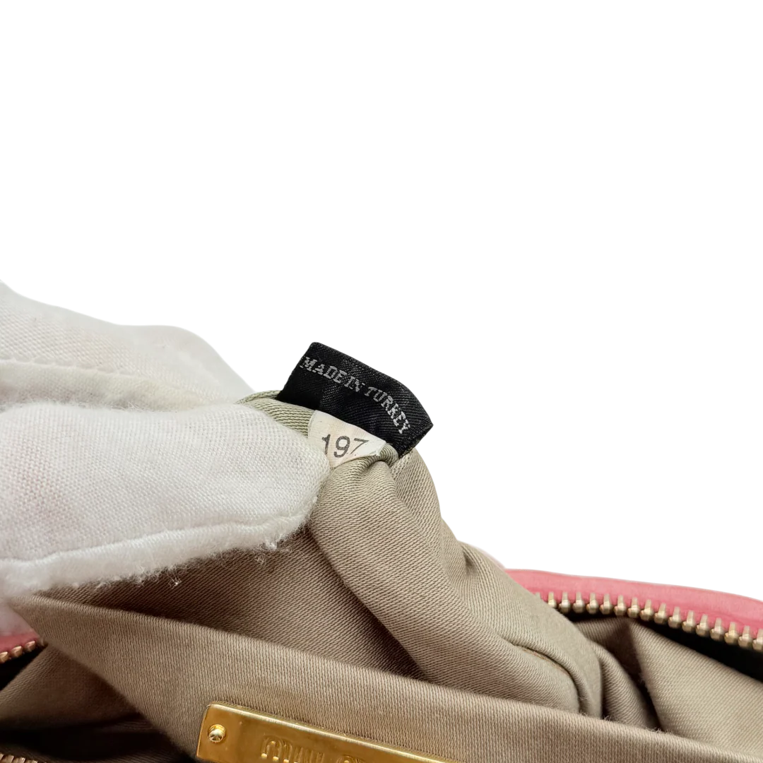 https://cdn.shopify.com/s/files/1/0564/9376/8855/files/Miu_Miu_Pochette_Matelasse_aus_Leder_rosa_vintage_9698.webp?v=1769604262