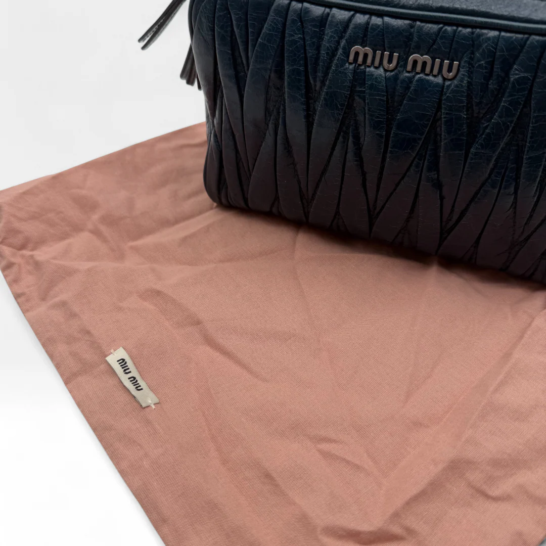 https://cdn.shopify.com/s/files/1/0564/9376/8855/files/Miu_Miu_Umhangetasche_Matelasse_aus_Leder_marineblau_vintage_crossbody6979.webp?v=1758891102