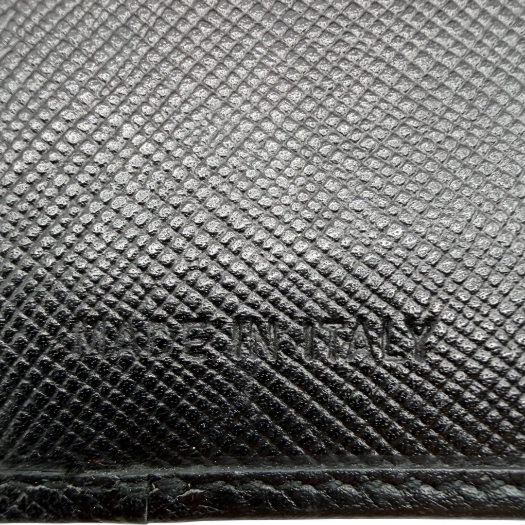 https://cdn.shopify.com/s/files/1/0564/9376/8855/files/Prada_Geldbeutel_aus_Leder_schwarz_vintage_wallet7803.webp?v=1759317434