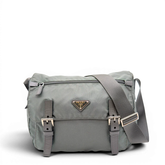 https://cdn.shopify.com/s/files/1/0564/9376/8855/files/Prada_Messengertasche_mit_zwei_Schnallen_aus_Nylon_grun_grau_1.webp?v=1782385847