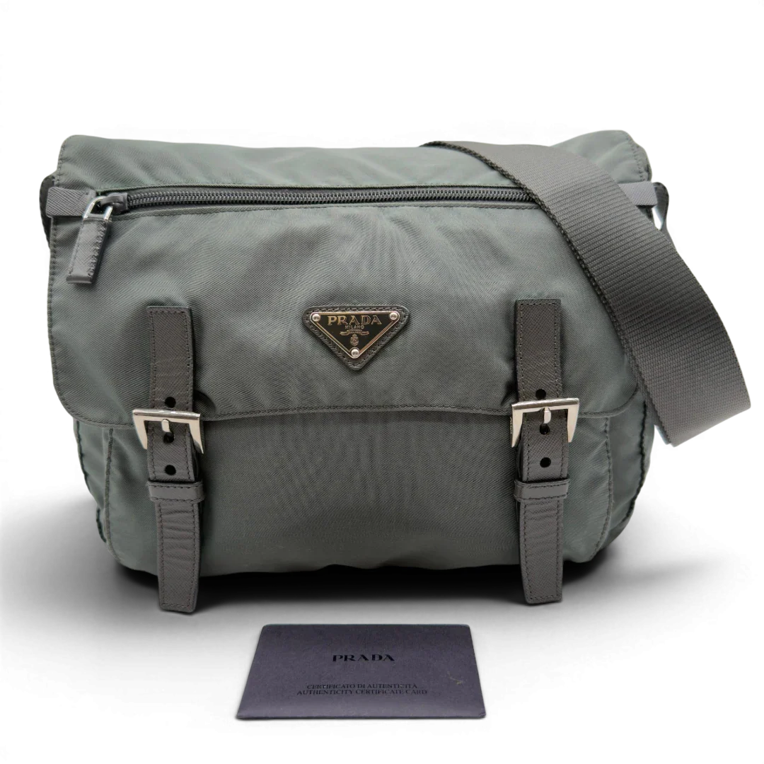 https://cdn.shopify.com/s/files/1/0564/9376/8855/files/Prada_Messengertasche_mit_zwei_Schnallen_aus_Nylon_grun_grau_18.webp?v=1782385847