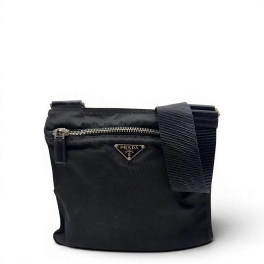 https://cdn.shopify.com/s/files/1/0564/9376/8855/files/Prada_Umhangetasche_basic_aus_Nylon_schwarz_1.webp?v=1782386018