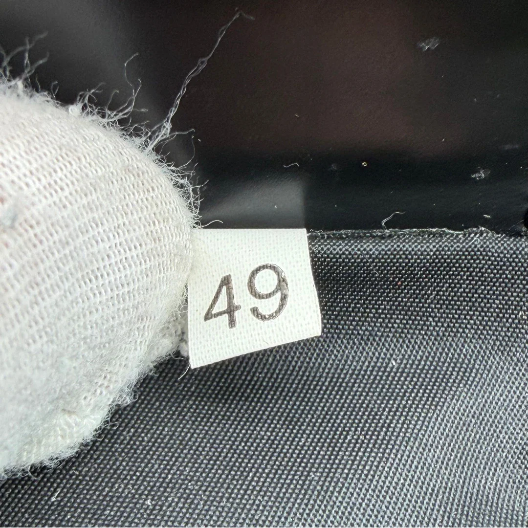https://cdn.shopify.com/s/files/1/0564/9376/8855/files/Prada_Umhangetasche_basic_small_aus_Nylon_schwarz_vintage8301.webp?v=1781084674