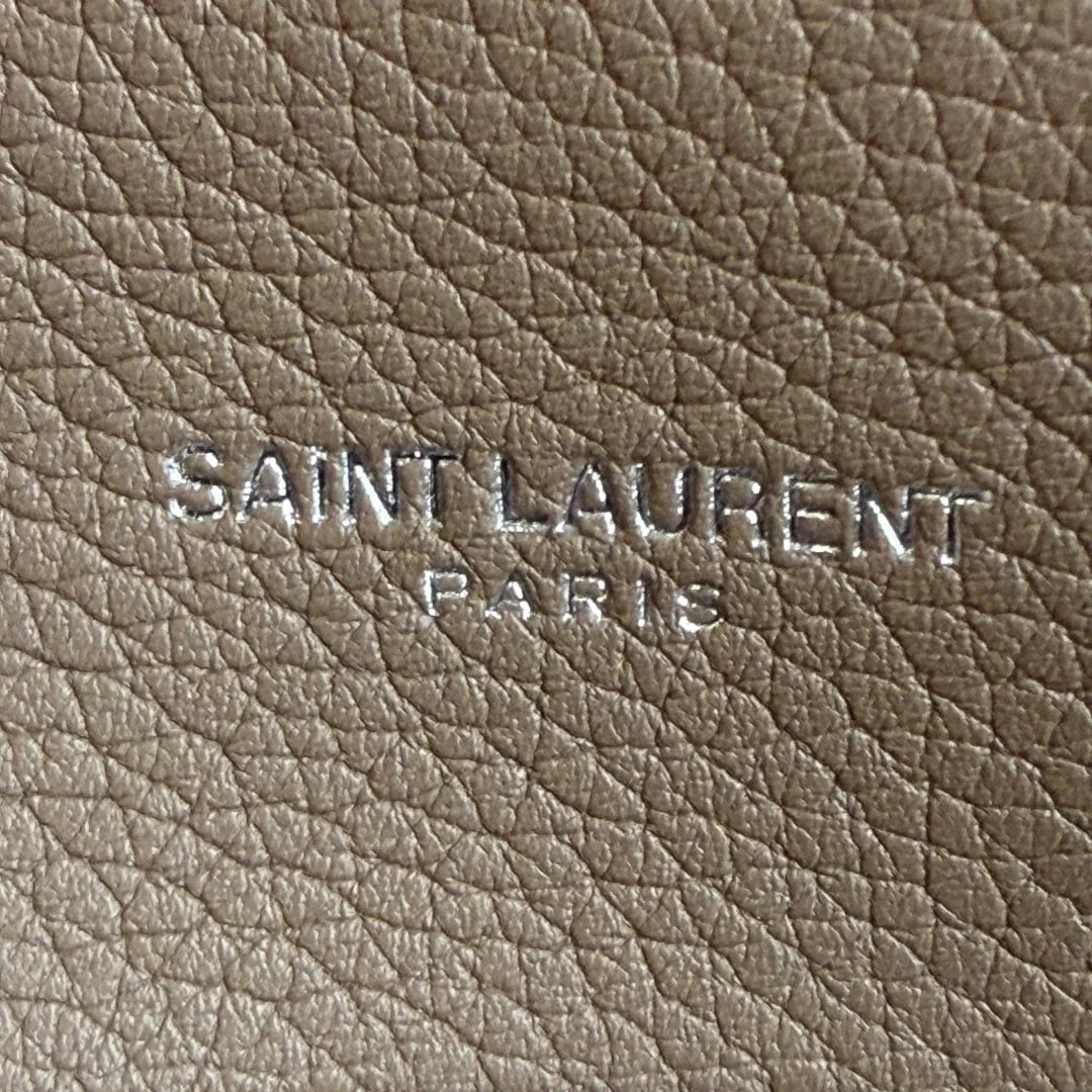 https://cdn.shopify.com/s/files/1/0564/9376/8855/files/Saint_Laurent_Handtasche_Sac_de_Jour_medium_aus_Leder_grau_vintage_YSL3437.webp?v=1774405482