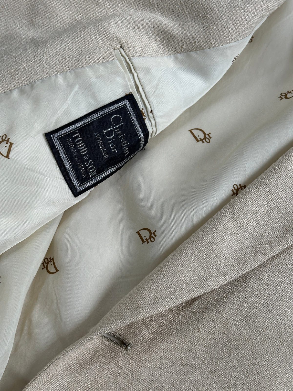 Christian Dior 1980s pure silk single-breasted blazer, cream color, tailored fit, classic 1980s vintage style, detailed fabric texture.